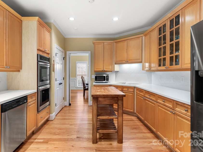 3419 Wylie Meadow Lane, Charlotte, NC 28269.  MLS# CAR4223040, YatesRealty ID 2186. Spacious kitchen with double oven and stainless steel appliances