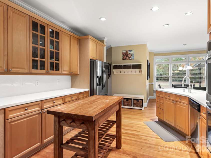 3419 Wylie Meadow Lane, Charlotte, NC 28269.  MLS# CAR4223040, YatesRealty ID 2186. Well-appointed kitchen with custom wood drawers