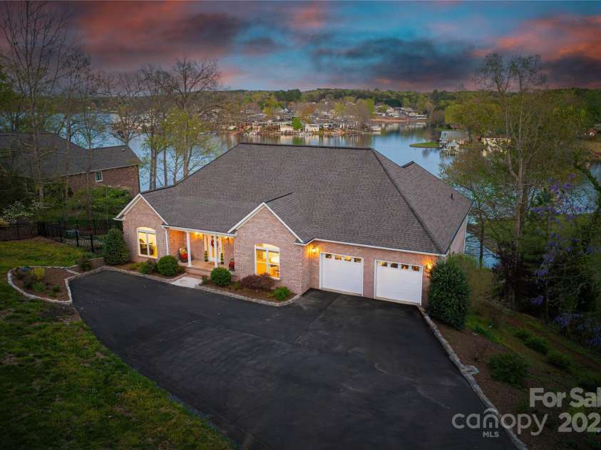 4164 54th Avenue, Hickory, NC 28601.  MLS# CAR4224752, YatesRealty ID 21860. 