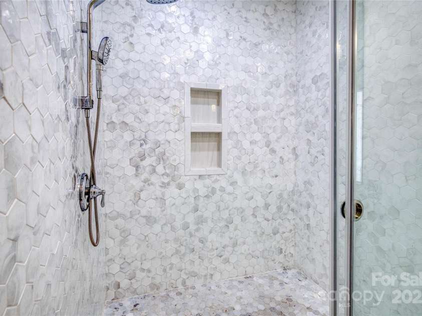 4164 54th Avenue, Hickory, NC 28601.  MLS# CAR4224752, YatesRealty ID 21860. 