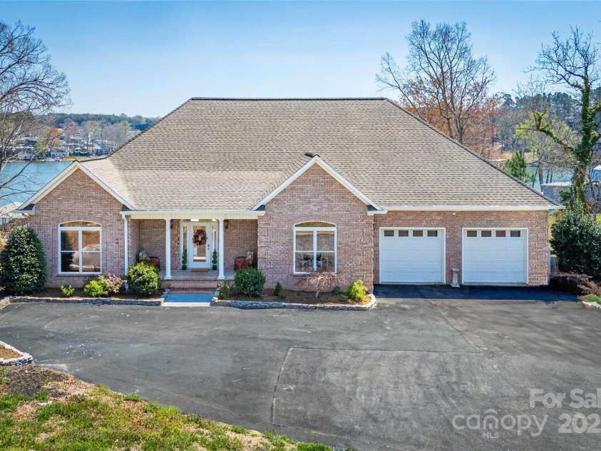 4164 54th Avenue, Hickory, NC 28601.  MLS# CAR4224752, YatesRealty ID 21860. 