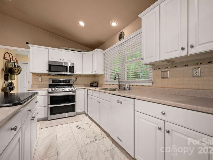 167 Lanier Drive, Landrum, SC 29356.  MLS# CAR4250453, YatesRealty ID 21861. 