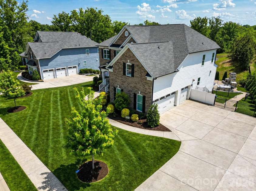 966 Chippenham Avenue, Lancaster, SC 29720.  MLS# CAR4358291, YatesRealty ID 21862. 3 car side load garage