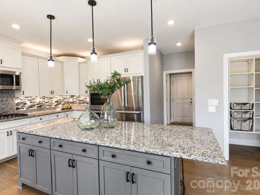 966 Chippenham Avenue, Lancaster, SC 29720.  MLS# CAR4358291, YatesRealty ID 21862. Chef's kitchen