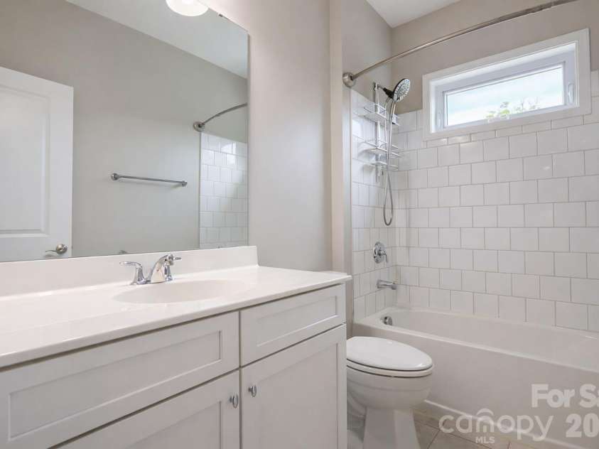 966 Chippenham Avenue, Lancaster, SC 29720.  MLS# CAR4358291, YatesRealty ID 21862. Full Bathroom 3