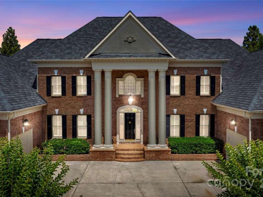 8721 Lake Challis Lane, Charlotte, NC 28226.  MLS# CAR4264096, YatesRealty ID 21863. 