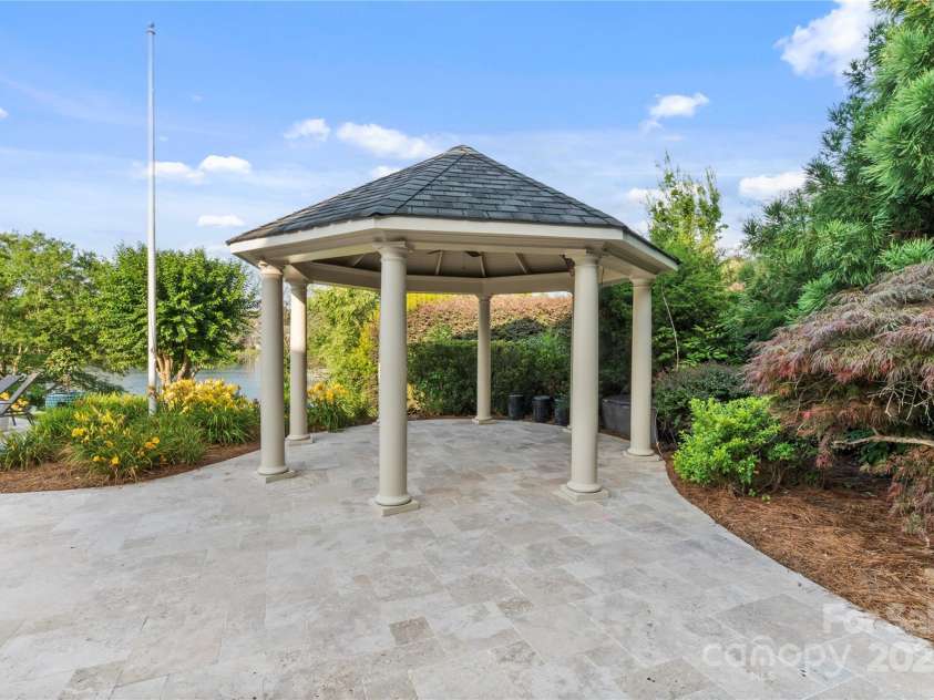 8721 Lake Challis Lane, Charlotte, NC 28226.  MLS# CAR4264096, YatesRealty ID 21863. 