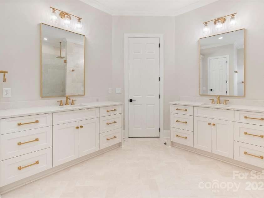 8721 Lake Challis Lane, Charlotte, NC 28226.  MLS# CAR4264096, YatesRealty ID 21863. 