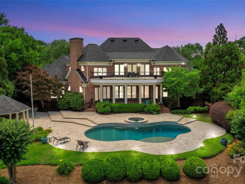 8721 Lake Challis Lane, Charlotte, NC 28226.  MLS# CAR4264096, YatesRealty ID 21863. 