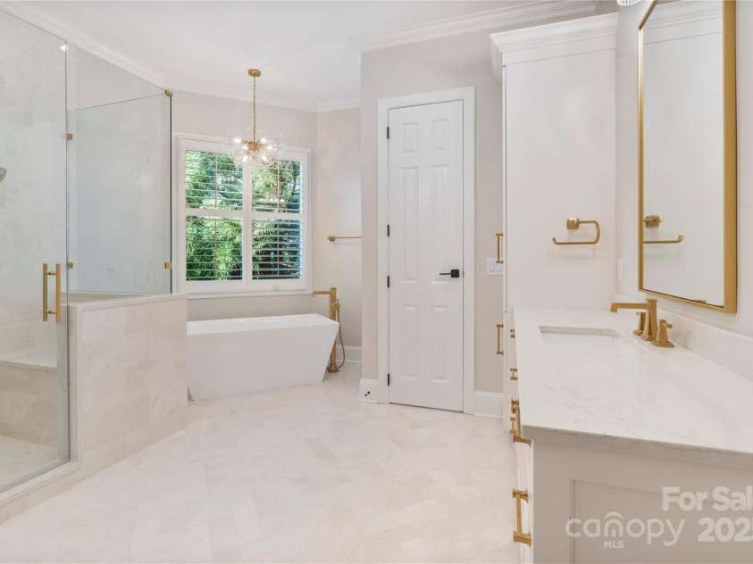 8721 Lake Challis Lane, Charlotte, NC 28226.  MLS# CAR4264096, YatesRealty ID 21863. Primary EnSuite Bath