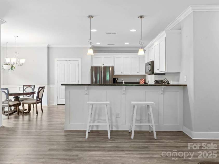 10340 Williams Road, Mint Hill, NC 28227.  MLS# CAR4247829, YatesRealty ID 21865. Breakfast Bar
