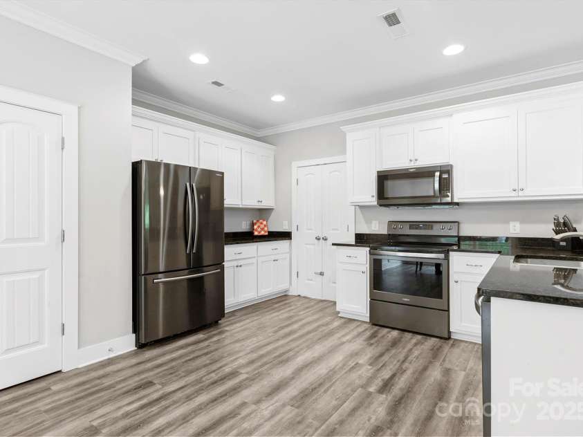 10340 Williams Road, Mint Hill, NC 28227.  MLS# CAR4247829, YatesRealty ID 21865. Chef's Kitchen