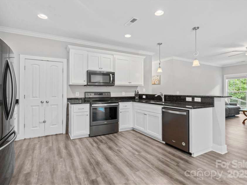 10340 Williams Road, Mint Hill, NC 28227.  MLS# CAR4247829, YatesRealty ID 21865. Chef's Kitchen