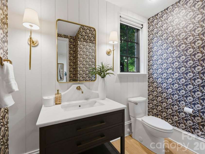 409 Bertonley Avenue, Charlotte, NC 28211.  MLS# CAR4365550, YatesRealty ID 21870. Half Bathroom Main Level