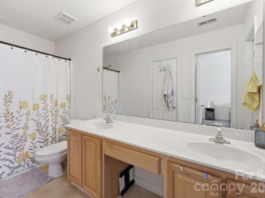 104 Gelderland Drive, Matthews, NC 28104.  MLS# CAR4378988, YatesRealty ID 21873. Primary bath