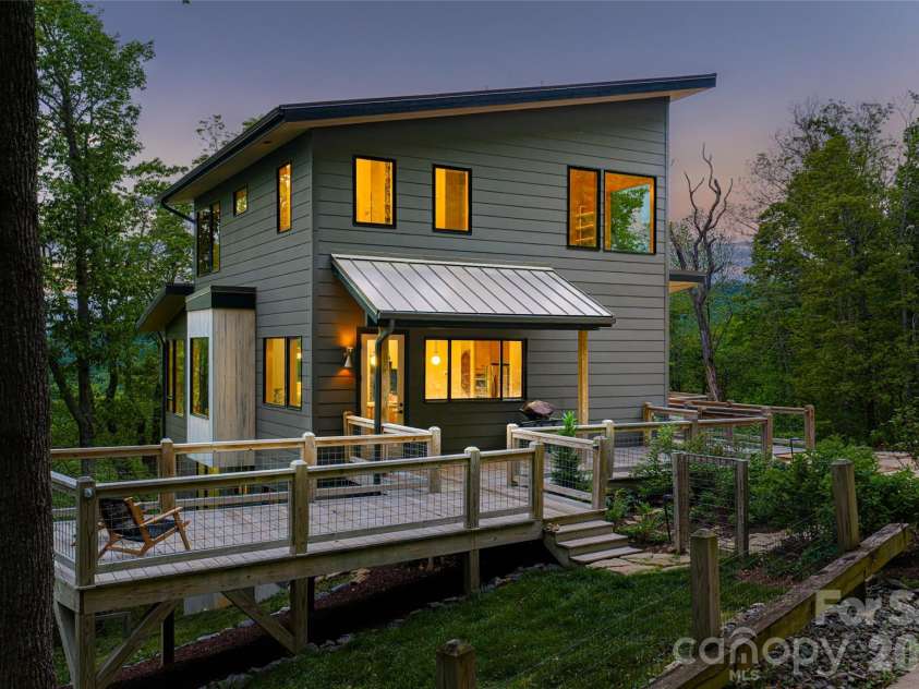 77 Mcintyre Drive, Asheville, NC 28803.  MLS# CAR4374147, YatesRealty ID 21876. 