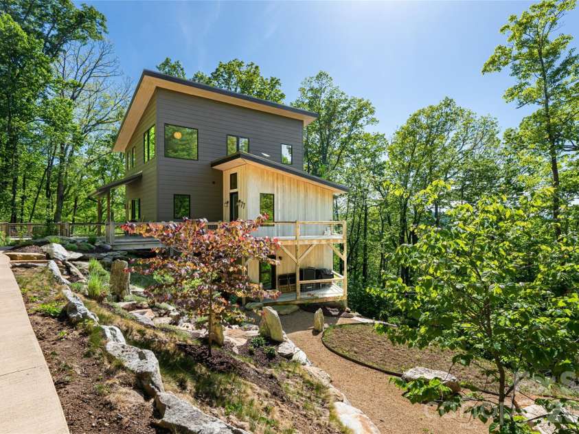 77 Mcintyre Drive, Asheville, NC 28803.  MLS# CAR4374147, YatesRealty ID 21876. 
