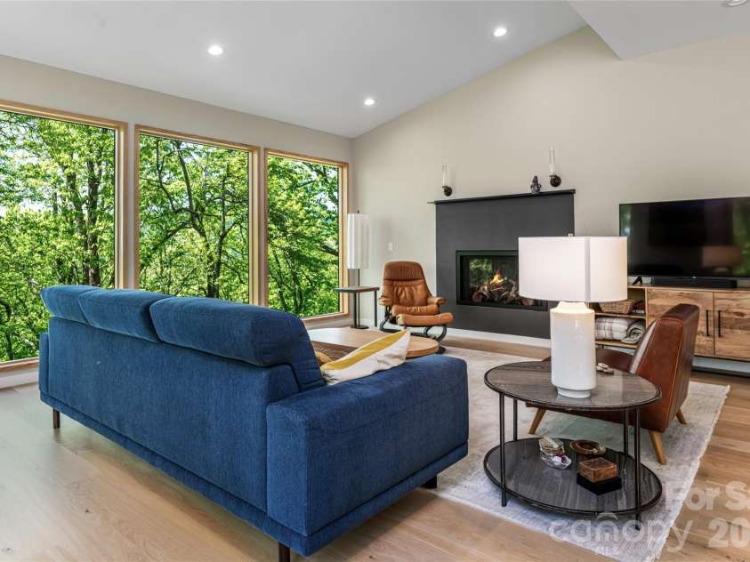 77 Mcintyre Drive, Asheville, NC 28803.  MLS# CAR4374147, YatesRealty ID 21876. 