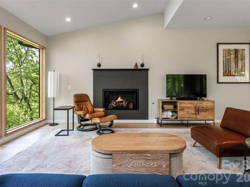 77 Mcintyre Drive, Asheville, NC 28803.  MLS# CAR4374147, YatesRealty ID 21876. 