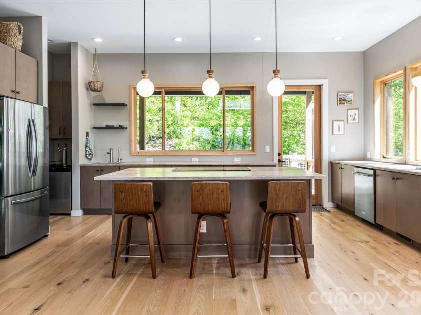 77 Mcintyre Drive, Asheville, NC 28803.  MLS# CAR4374147, YatesRealty ID 21876. 
