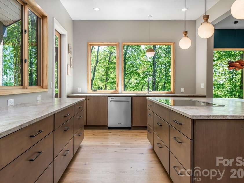 77 Mcintyre Drive, Asheville, NC 28803.  MLS# CAR4374147, YatesRealty ID 21876. 