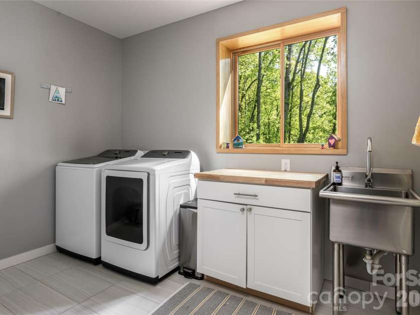 77 Mcintyre Drive, Asheville, NC 28803.  MLS# CAR4374147, YatesRealty ID 21876. 