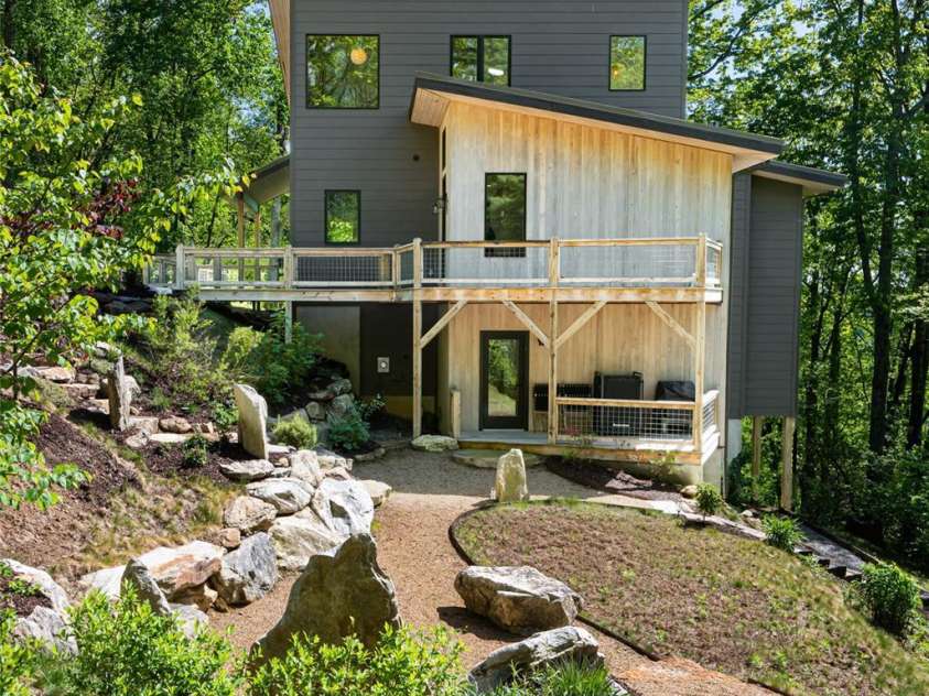 77 Mcintyre Drive, Asheville, NC 28803.  MLS# CAR4374147, YatesRealty ID 21876. 