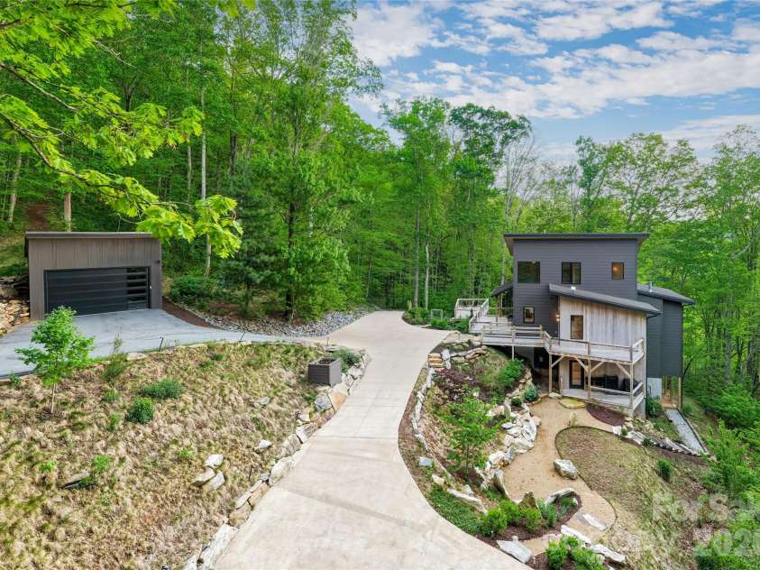 77 Mcintyre Drive, Asheville, NC 28803.  MLS# CAR4374147, YatesRealty ID 21876. 