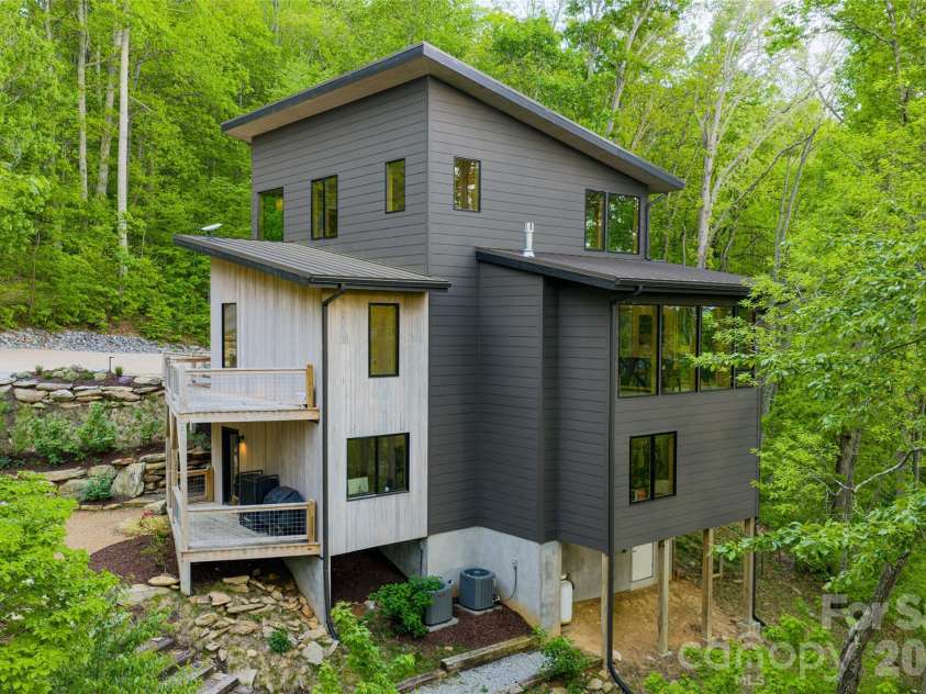 77 Mcintyre Drive, Asheville, NC 28803.  MLS# CAR4374147, YatesRealty ID 21876. 