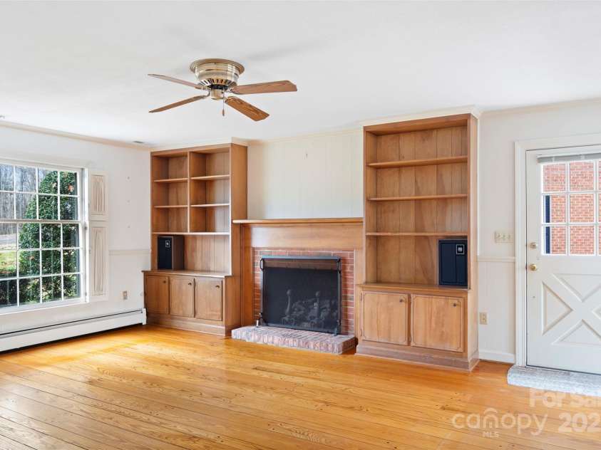 301 Queens Drive, Lexington, NC 27292.  MLS# CAR4274684, YatesRealty ID 21877. 