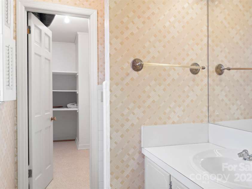 301 Queens Drive, Lexington, NC 27292.  MLS# CAR4274684, YatesRealty ID 21877. 