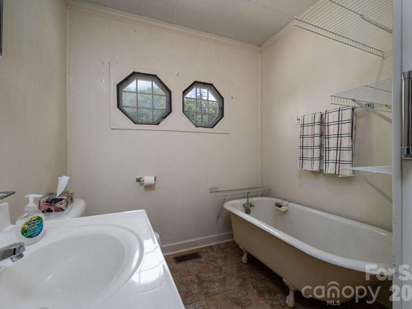 331 Laurel Street, Lincolnton, NC 28092.  MLS# CAR4326390, YatesRealty ID 21880. 