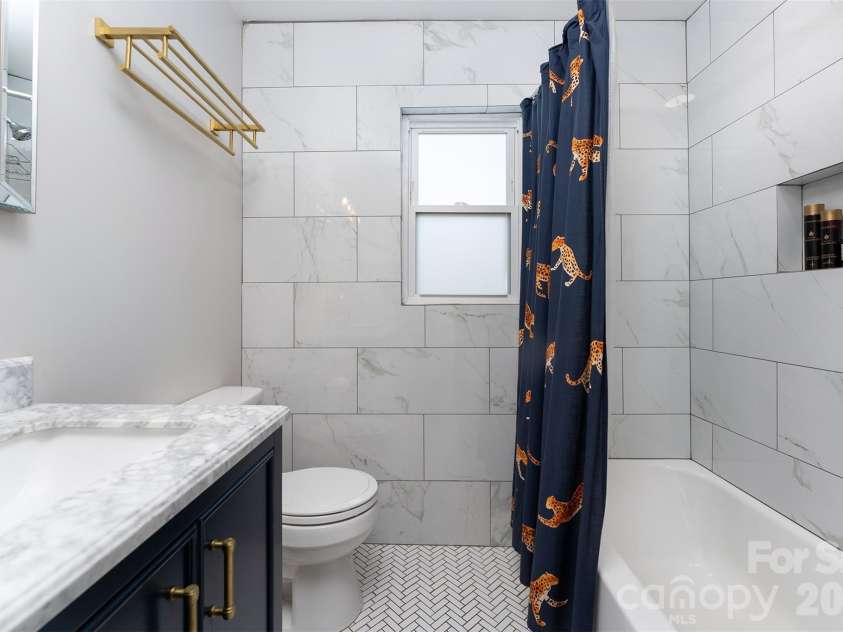 477 Emma Road, Asheville, NC 28806.  MLS# CAR4378114, YatesRealty ID 21881. Hall Bath