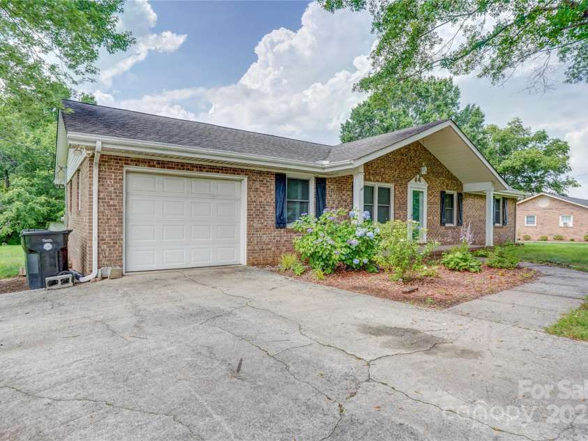 6573 Weldon Circle, Concord, NC 28027.  MLS# CAR4255855, YatesRealty ID 21884. 