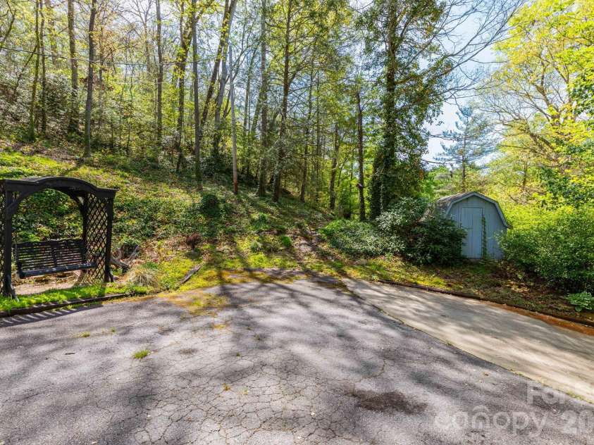 87 Medley Drive, Waynesville, NC 28785.  MLS# CAR4375332, YatesRealty ID 21884. Driveway