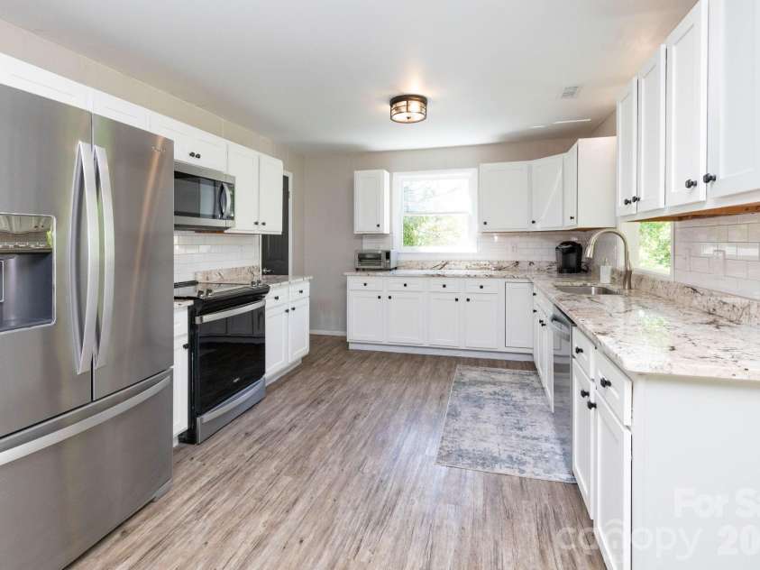 87 Medley Drive, Waynesville, NC 28785.  MLS# CAR4375332, YatesRealty ID 21884. Main Level Kitchen