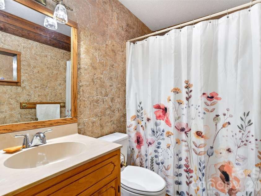221 Hammer Hollow Drive, Marion, NC 28752.  MLS# CAR4374999, YatesRealty ID 21888. Half Bath