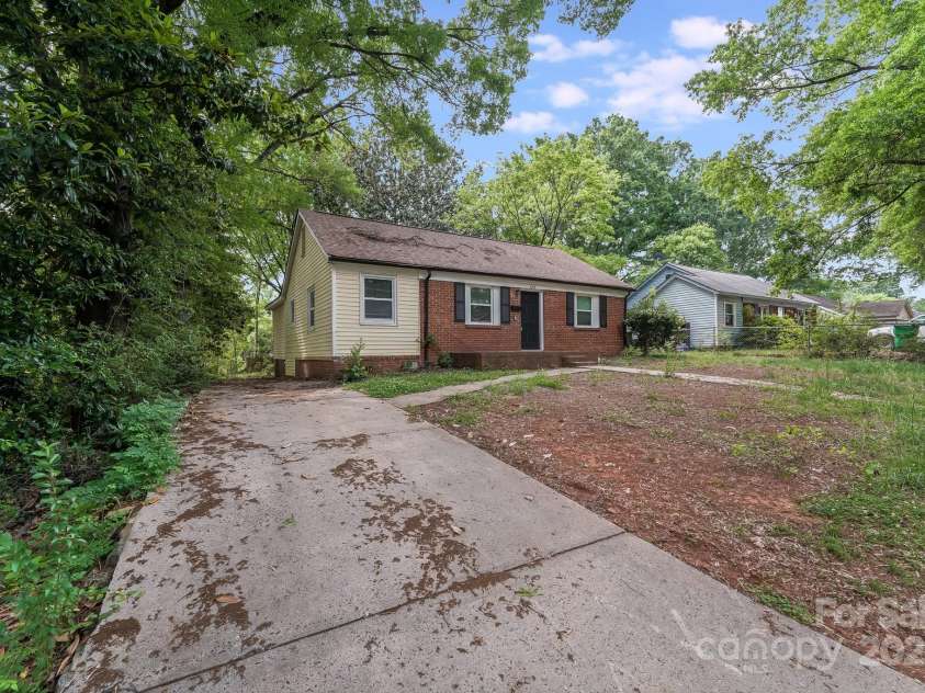 2214 Grimes Street, Charlotte, NC 28206.  MLS# CAR4259151, YatesRealty ID 21888. 