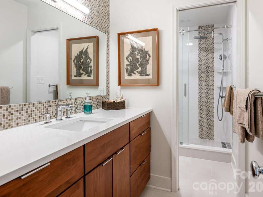 1002 Timber Lane, Asheville, NC 28804.  MLS# CAR4362891, YatesRealty ID 21894. Second Full Bathroom 
