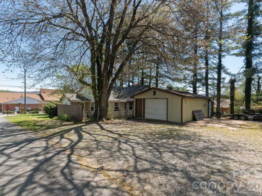 25 Montview Circle, Brevard, NC 28712.  MLS# CAR4365203, YatesRealty ID 21895. 