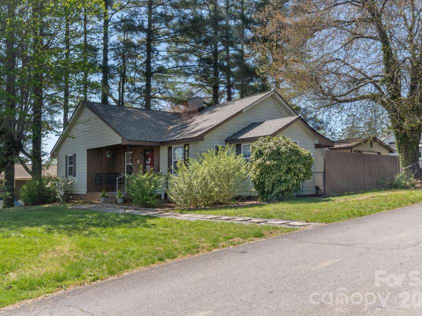 25 Montview Circle, Brevard, NC 28712.  MLS# CAR4365203, YatesRealty ID 21895. 
