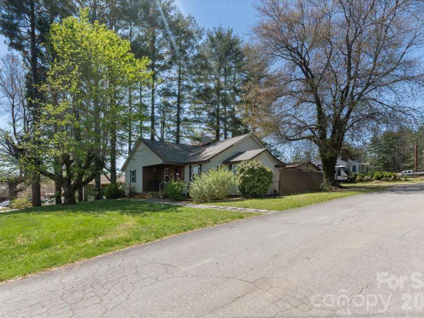 25 Montview Circle, Brevard, NC 28712.  MLS# CAR4365203, YatesRealty ID 21895. 