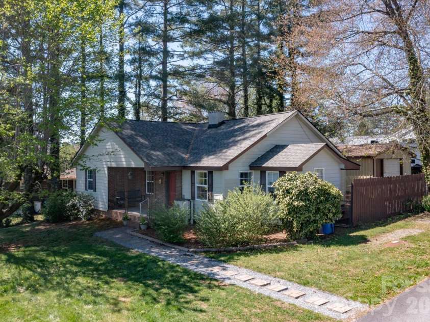 25 Montview Circle, Brevard, NC 28712.  MLS# CAR4365203, YatesRealty ID 21895. 