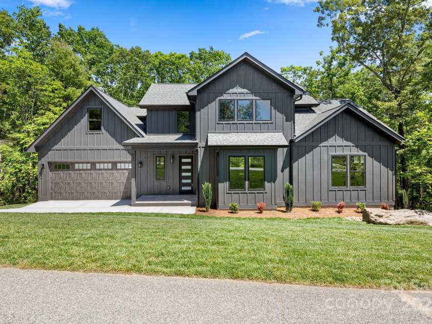 611 Crystal Heights Drive, Hendersonville, NC 28739.  MLS# CAR4263077, YatesRealty ID 21896. 611 Crystal Heights Dr