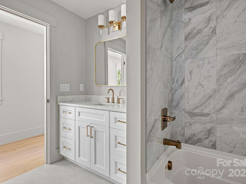 611 Crystal Heights Drive, Hendersonville, NC 28739.  MLS# CAR4263077, YatesRealty ID 21896. Full Bath Upper Floor