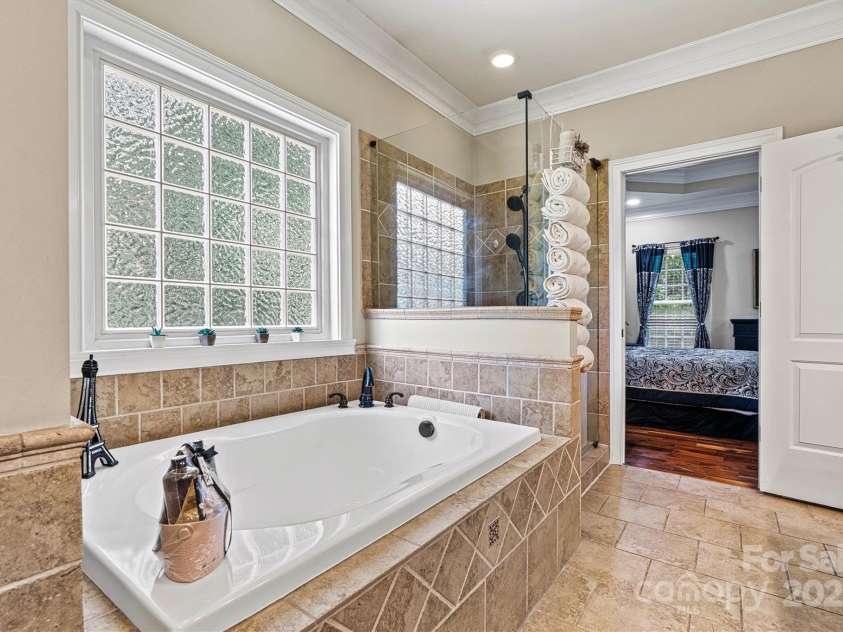 1616 Indian Springs Drive, Conover, NC 28613.  MLS# CAR4268711, YatesRealty ID 21899. Primary Bath/Tub & Walk In Shower View