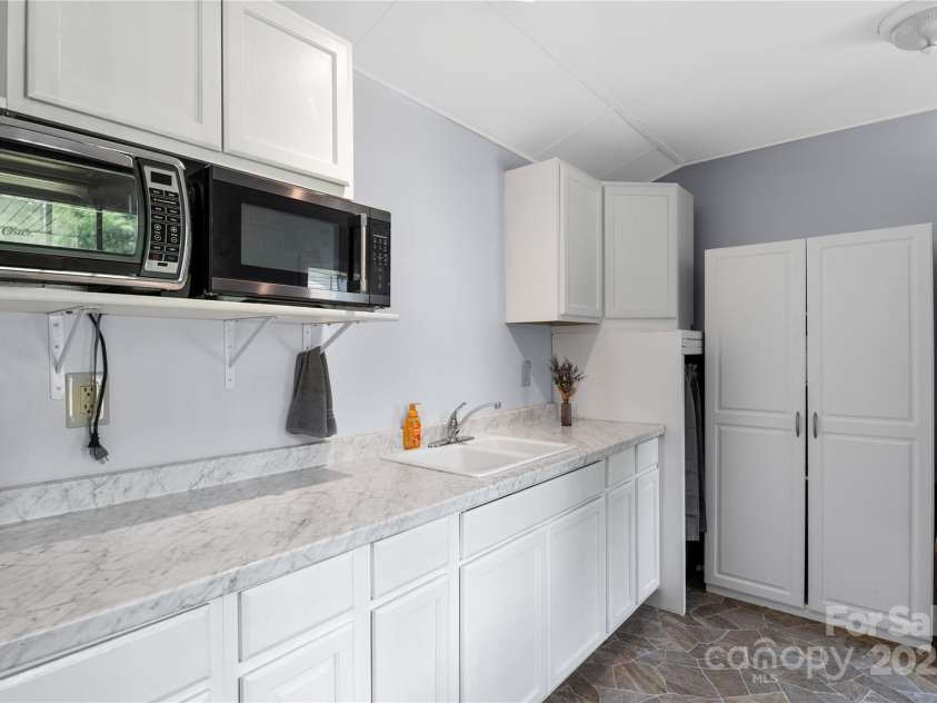 251 Vera Lane, Columbus, NC 28722.  MLS# CAR4267377, YatesRealty ID 21900. 2nd Living Qtrs.