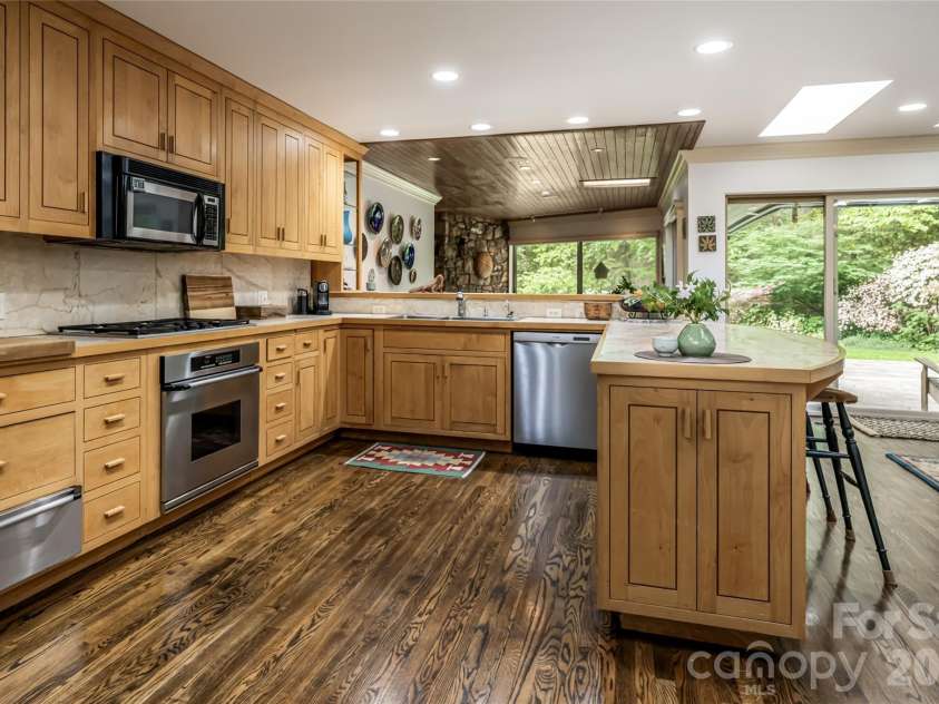 18 Forest Road, Asheville, NC 28803.  MLS# CAR4376701, YatesRealty ID 21903. 