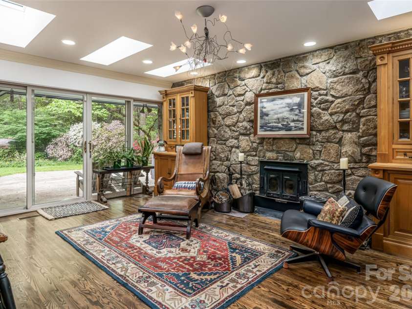 18 Forest Road, Asheville, NC 28803.  MLS# CAR4376701, YatesRealty ID 21903. 