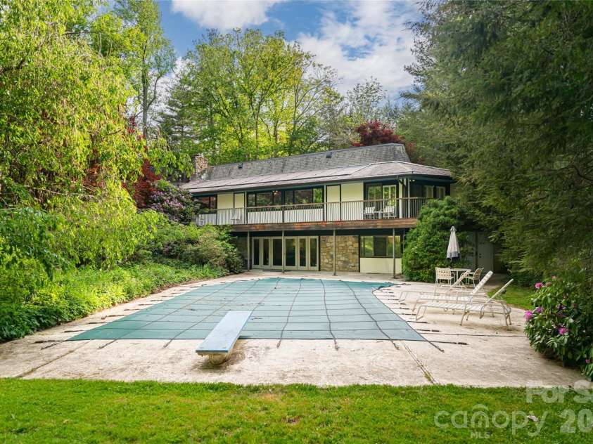 18 Forest Road, Asheville, NC 28803.  MLS# CAR4376701, YatesRealty ID 21903. 